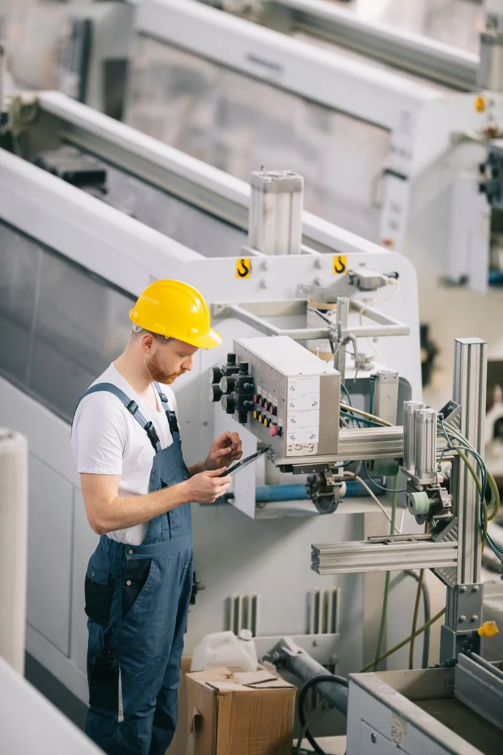 Ein Mitarbeiter arbeitet an der Leitungskonfektionierung